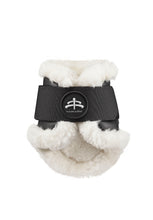 Laden Sie das Bild in den Galerie-Viewer, Streichkappen "Jungpferde" mit Lammfell