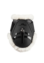 Laden Sie das Bild in den Galerie-Viewer, Streichkappen "Jungpferde" mit Lammfell