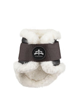 Laden Sie das Bild in den Galerie-Viewer, Streichkappen "Jungpferde" mit Lammfell