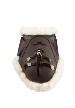 Laden Sie das Bild in den Galerie-Viewer, Streichkappen "Jungpferde" mit Lammfell