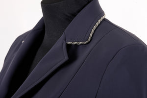 blue | model CINDY PREMIUM | lady horse riding jacket | model CINDY | tech fabric | technical materials | technical fabric | riding | equestrian | Makebe | Made in Italy | clothing | jacket | riding jacket | free movememt system | comfort | comfort of movements | elastic materials | riding elastic jacket | elegance | blue jacket | blue navy |