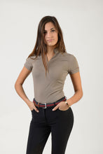 Laden Sie das Bild in den Galerie-Viewer, Ladies short sleeve polo shirt | lady short sleeve polo shirt | cotton | short sleeves polo shirt | short sleeves shirt | model ATENA | short sleeves riding polo | lady polo | lady riding shirt | riding shirt | ladies riding shirt | comfort of movement | Makebe | clothing | equestrian | riding | technical material | made in Italy | elegance | beige |
