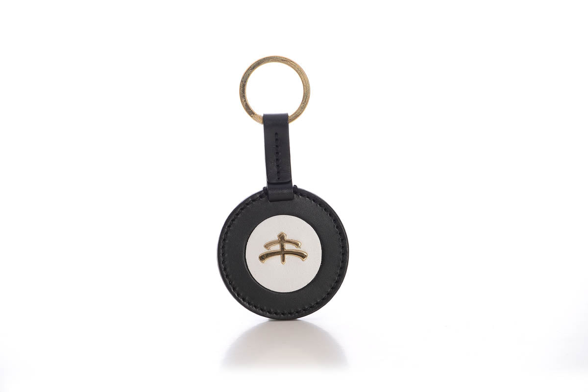 Round Key Ring | leather | leather fashion | fashion accessories | leather accessories | key holder |  keychain | Made in Italy | craftsmanship | Makebe | black | white |