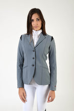 Laden Sie das Bild in den Galerie-Viewer, Lady horse riding jacket | model ALTEA | tech fabric | technical materials | technical fabric | riding | equestrian | Makebe | Made in Italy | clothing | jacket | riding jacket | free movememt system | comfort | comfort of movements | elastic materials | riding elastic jacket | elegance | grey |
