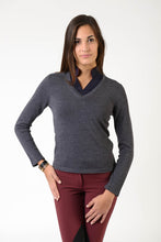 Load image into Gallery viewer, V neck | v-neck | ladies merinos wool sweater | model Asia | wool | clothing | merinos wool | lady sweater | wool sweater | equestrian | riding | leisure time | Makebe | elegance | grey |