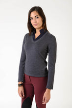 Load image into Gallery viewer, V neck | v-neck | ladies merinos wool sweater | model Asia | wool | clothing | merinos wool | lady sweater | wool sweater | equestrian | riding | leisure time | Makebe | elegance | grey |