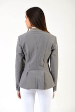 Laden Sie das Bild in den Galerie-Viewer, Lady horse riding jacket | model CINDY | tech fabric | technical materials | technical fabric | riding | equestrian | Makebe | Made in Italy | clothing | jacket | riding jacket | free movememt system | comfort | comfort of movements | elastic materials | riding elastic jacket | elegance | grey |