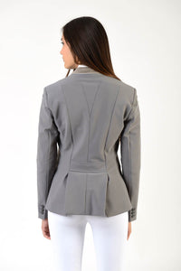 Lady horse riding jacket | model CINDY | tech fabric | technical materials | technical fabric | riding | equestrian | Makebe | Made in Italy | clothing | jacket | riding jacket | free movememt system | comfort | comfort of movements | elastic materials | riding elastic jacket | elegance | grey |