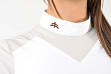 Laden Sie das Bild in den Galerie-Viewer, Ladies polo shirt | lady polo shirt | cotton | polo shirt | shirt | model JANE | riding polo | lady polo | lady riding shirt | riding shirt | ladies riding shirt | comfort of movement | Makebe | clothing | equestrian | riding | technical material | made in Italy | elegance | white | beige |