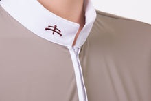 Laden Sie das Bild in den Galerie-Viewer, model SOLE | technical fabric | short sleeves shirt | short sleeves riding shirt | lady shirt | lady riding shirt | riding shirt | ladies riding shirt | lady riding polo shirt | comfort of movement | Makebe | clothing | equestrian | riding | technical material | made in Italy | elegance | beige | sandal | light brown |