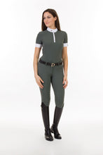 Laden Sie das Bild in den Galerie-Viewer, model SOLE | technical fabric | short sleeves shirt | short sleeves riding shirt | lady shirt | lady riding shirt | riding shirt | ladies riding shirt | lady riding polo shirt | comfort of movement | Makebe | clothing | equestrian | riding | technical material | made in Italy | elegance | military green | green |