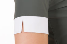 Laden Sie das Bild in den Galerie-Viewer, model SOLE | technical fabric | short sleeves shirt | short sleeves riding shirt | lady shirt | lady riding shirt | riding shirt | ladies riding shirt | lady riding polo shirt | comfort of movement | Makebe | clothing | equestrian | riding | technical material | made in Italy | elegance | military green | green |